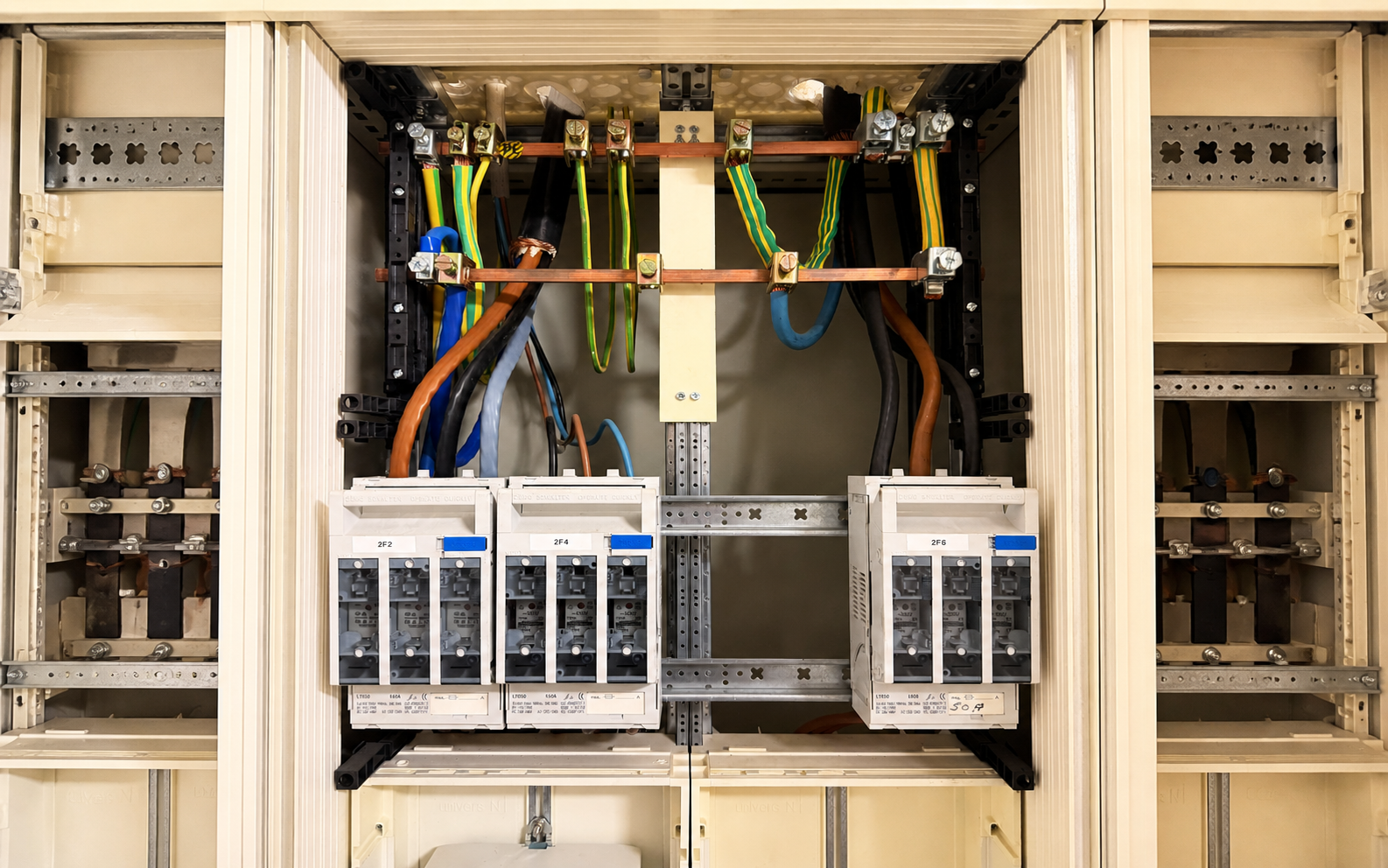 Offener elektrischer Schaltschrank als Einblick in die Ausbildung bei RHB