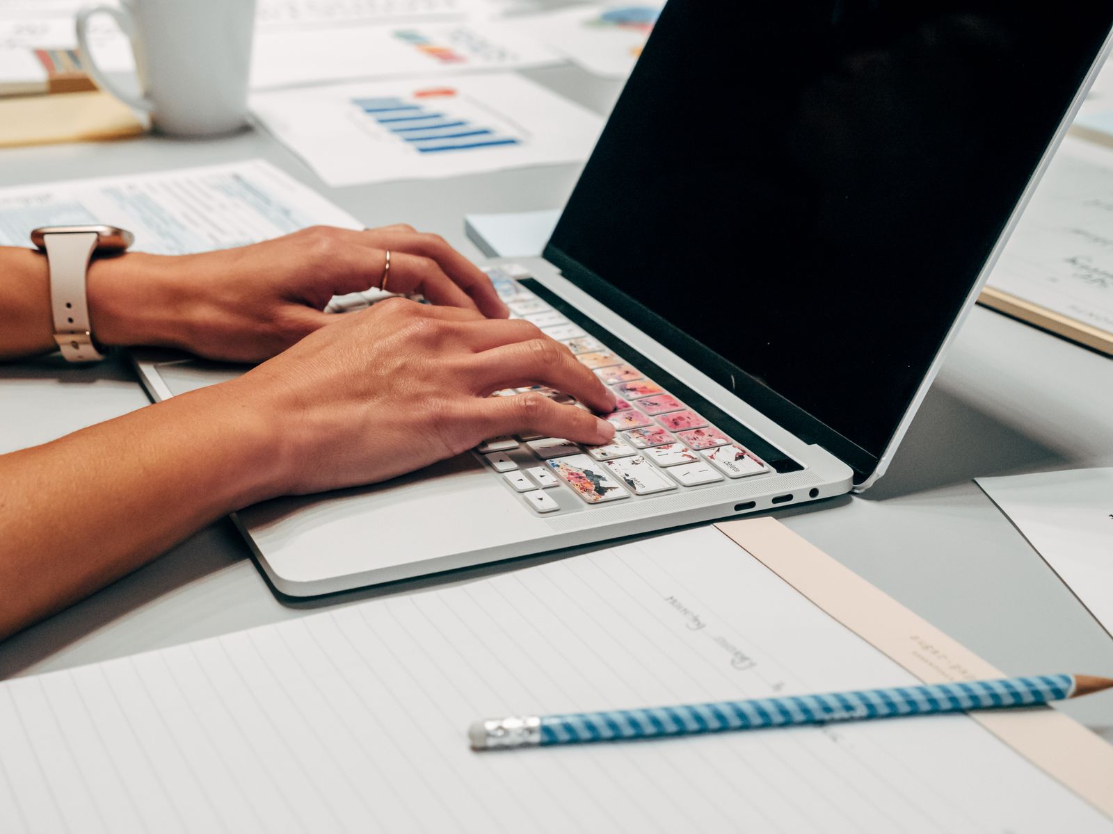Person tippt eine Bewerbung am Laptop