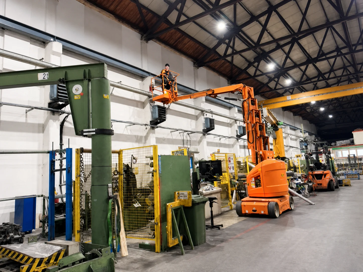 Praktischer Einblick in Arbeiten mit einer Hebebühne in der Industriehalle