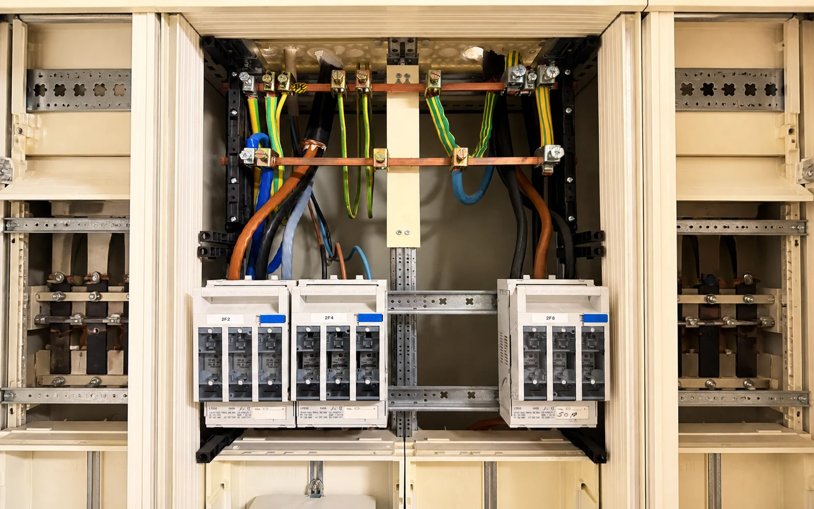 Offener elektrischer Schaltschrank als Einblick in die Ausbildung bei RHB