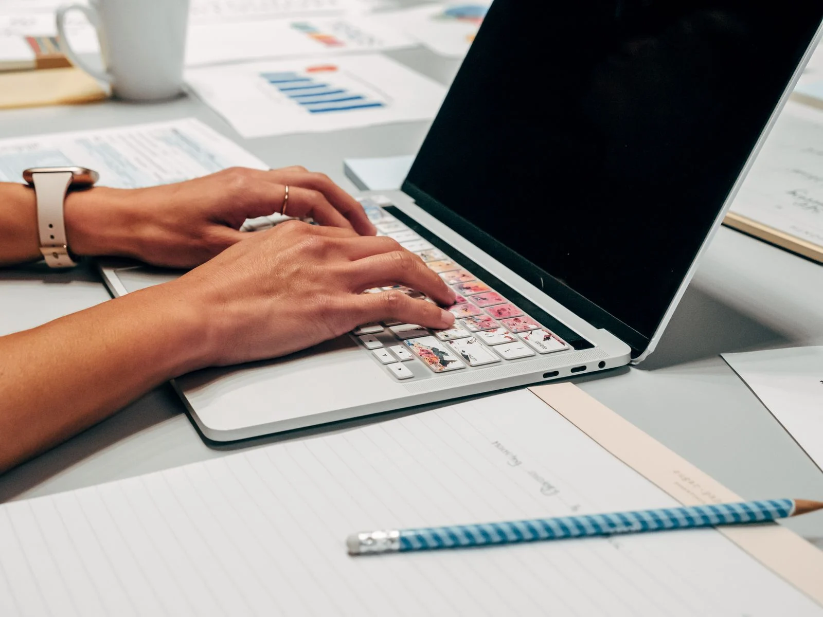 Person tippt eine Bewerbung am Laptop