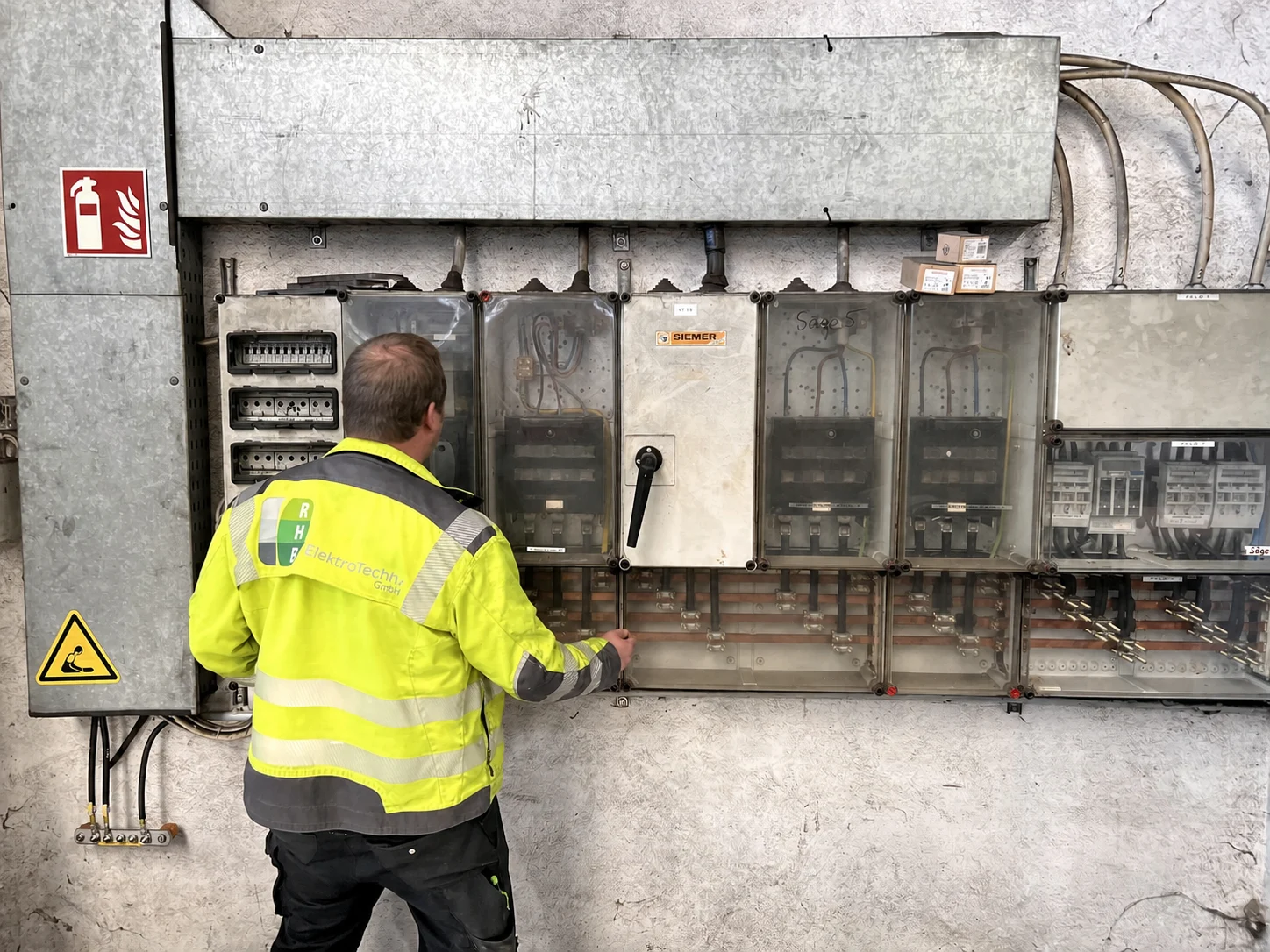 RHB-Mitarbeiter beim Kundendienst an einer elektrischen Anlage