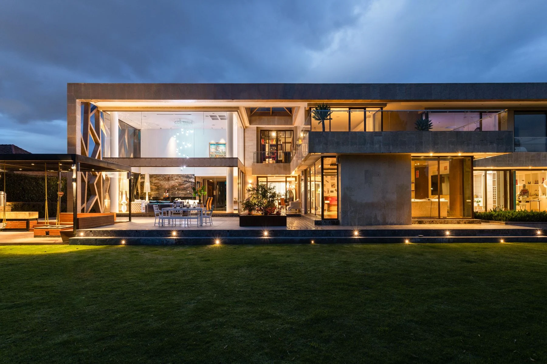 Moderne Villa mit hochwertiger Außenbeleuchtung bei Dämmerung