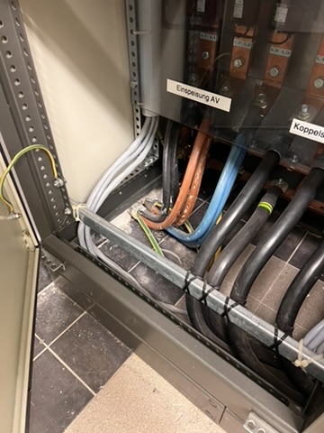 Leistungsstarke Kabelzuführung in einer elektrischen Verteilung