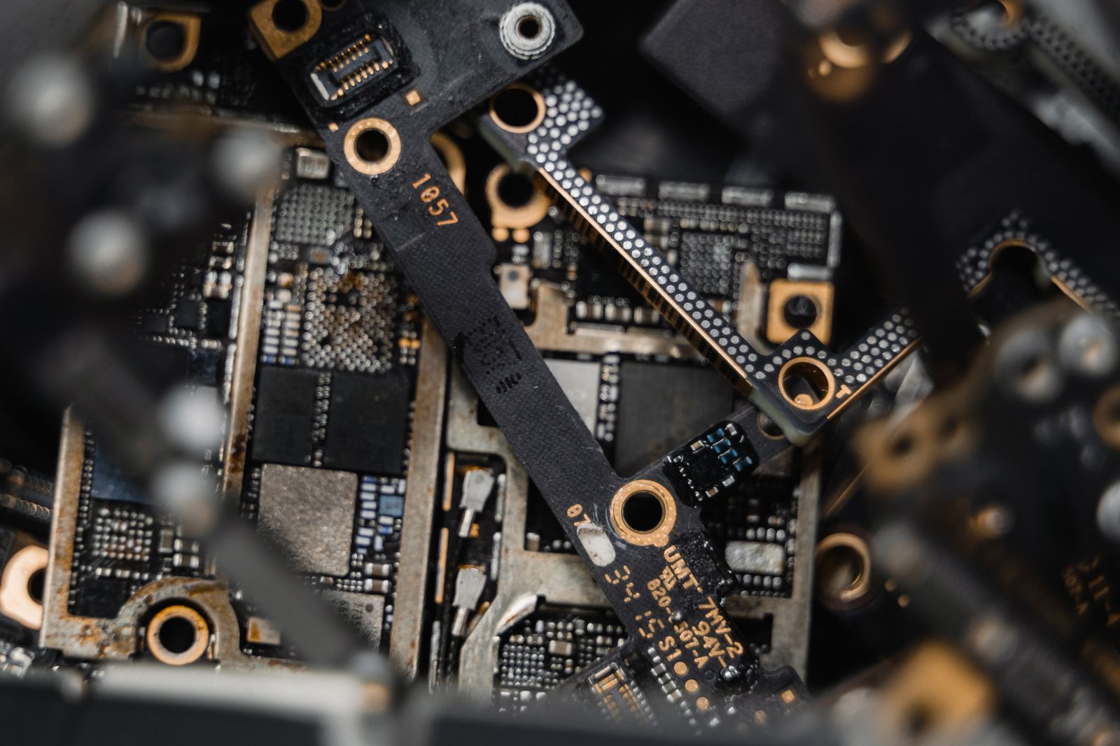 Defekte elektronische Bauteile auf mehreren Platinen