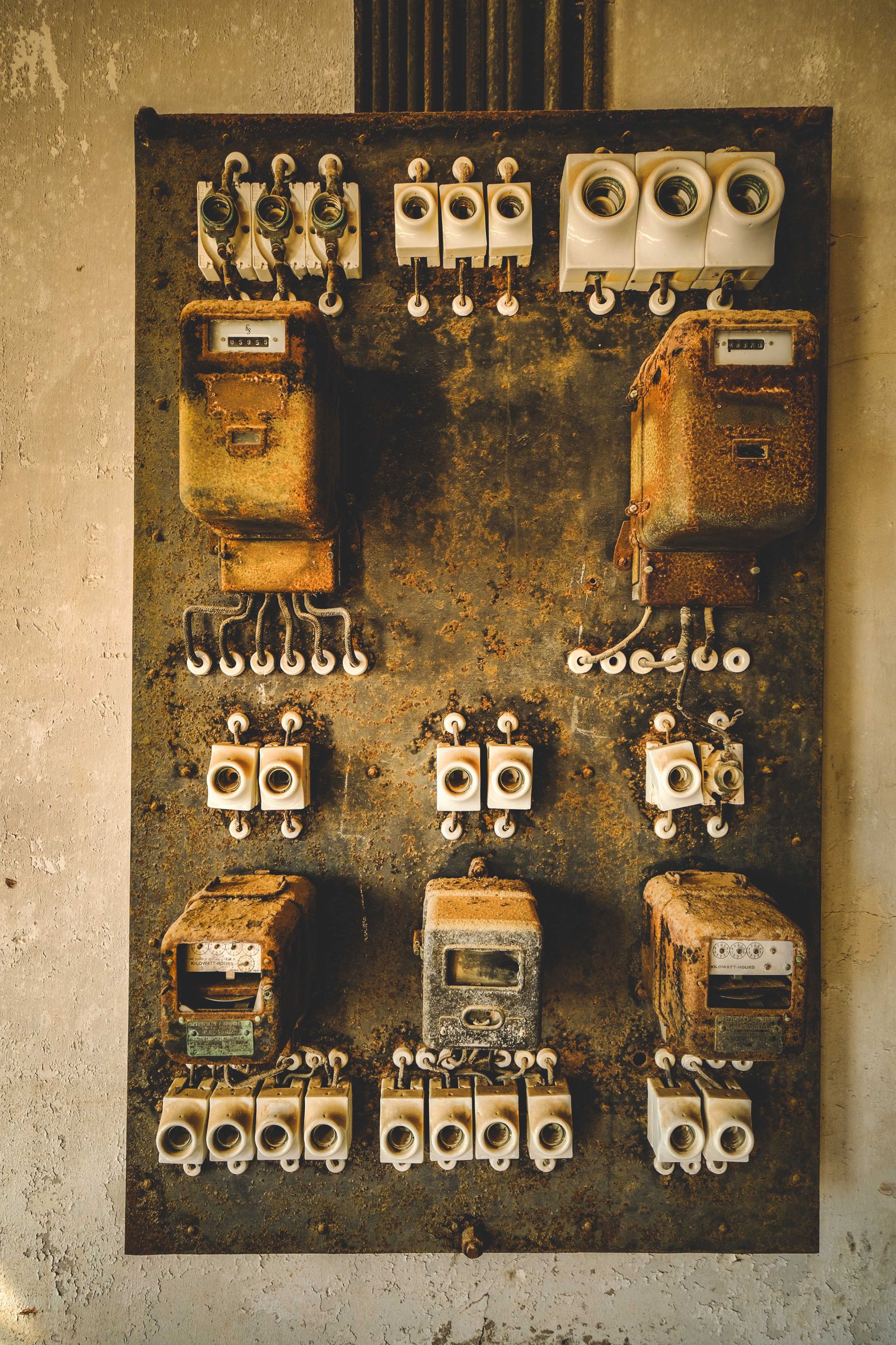 Verschlissenes elektrisches Schaltfeld mit alten Sicherungen und Zählern