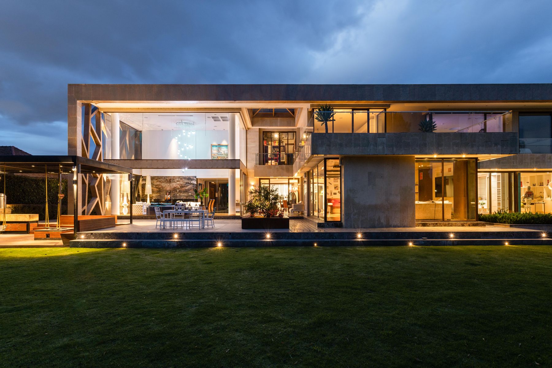 Moderne Villa mit hochwertiger Außenbeleuchtung bei Dämmerung